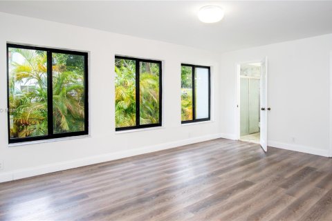 House in Miami, Florida 4 bedrooms, 450.48 sq.m. № 2022615 - photo 8