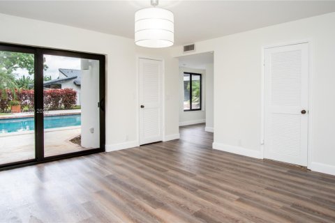 House in Miami, Florida 4 bedrooms, 450.48 sq.m. № 2022615 - photo 15