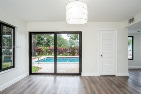 House in Miami, Florida 4 bedrooms, 450.48 sq.m. № 2022615 - photo 14