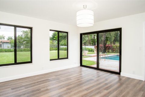 House in Miami, Florida 4 bedrooms, 450.48 sq.m. № 2022615 - photo 13