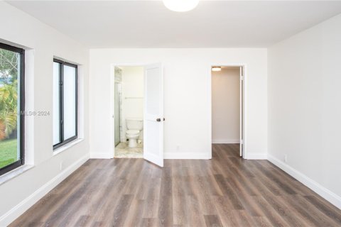 House in Miami, Florida 4 bedrooms, 450.48 sq.m. № 2022615 - photo 9