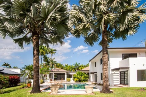 House in Miami, Florida 4 bedrooms, 450.48 sq.m. № 2022615 - photo 5