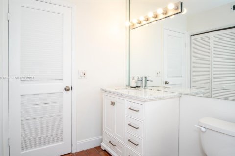 House in Miami, Florida 4 bedrooms, 450.48 sq.m. № 2022615 - photo 19