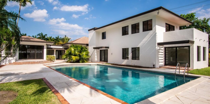 House in Miami, Florida 4 bedrooms, 450.48 sq.m. № 2022615