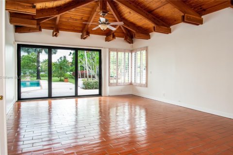 House in Miami, Florida 4 bedrooms, 450.48 sq.m. № 2022615 - photo 21