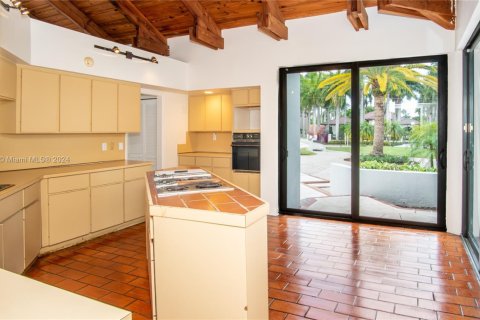 House in Miami, Florida 4 bedrooms, 450.48 sq.m. № 2022615 - photo 27