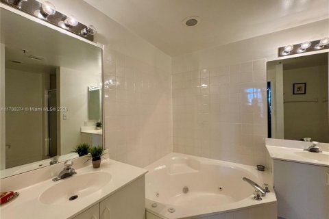 Condo in Doral, Florida, 3 bedrooms  № 2015002 - photo 17