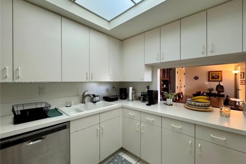 Condo in Doral, Florida, 3 bedrooms  № 2015002 - photo 12