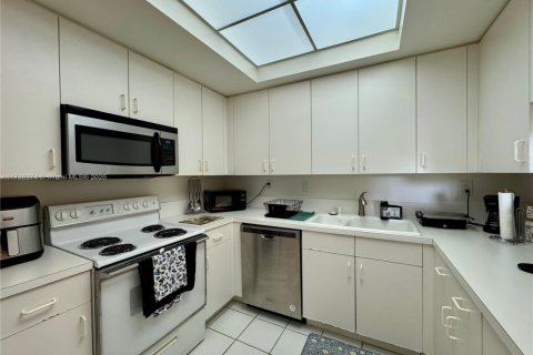 Condo in Doral, Florida, 3 bedrooms  № 2015002 - photo 10