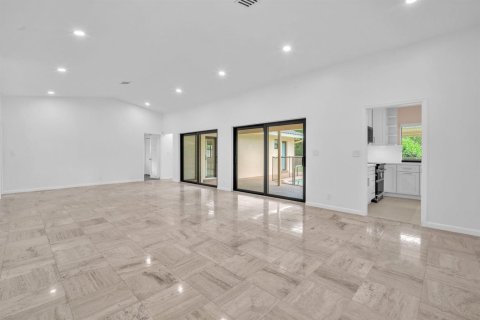 House in Hollywood, Florida 3 bedrooms, 199.37 sq.m. № 2246617 - photo 8