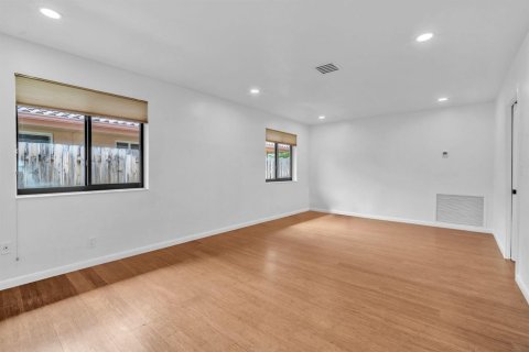 House in Hollywood, Florida 3 bedrooms, 199.37 sq.m. № 2246617 - photo 22