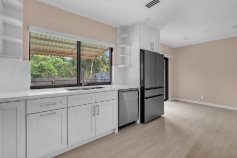 House in Hollywood, Florida 3 bedrooms, 199.37 sq.m. № 2246617 - photo 12