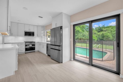 House in Hollywood, Florida 3 bedrooms, 199.37 sq.m. № 2246617 - photo 17
