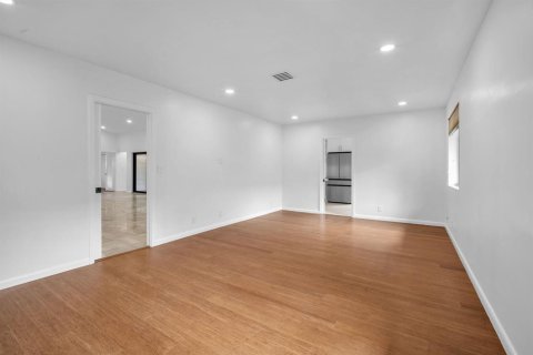 House in Hollywood, Florida 3 bedrooms, 199.37 sq.m. № 2246617 - photo 21