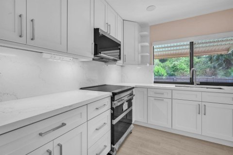 House in Hollywood, Florida 3 bedrooms, 199.37 sq.m. № 2246617 - photo 10