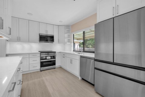 House in Hollywood, Florida 3 bedrooms, 199.37 sq.m. № 2246617 - photo 14