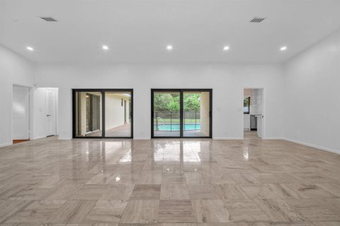 House in Hollywood, Florida 3 bedrooms, 199.37 sq.m. № 2246617 - photo 3