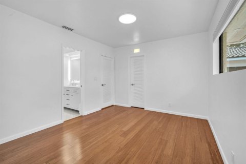 House in Hollywood, Florida 3 bedrooms, 199.37 sq.m. № 2246617 - photo 24