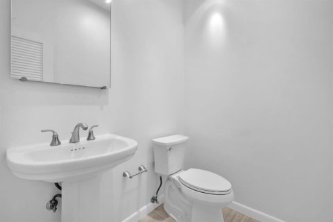 House in Hollywood, Florida 3 bedrooms, 199.37 sq.m. № 2246617 - photo 18