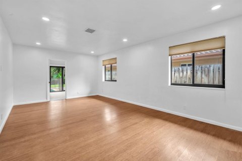 House in Hollywood, Florida 3 bedrooms, 199.37 sq.m. № 2246617 - photo 19