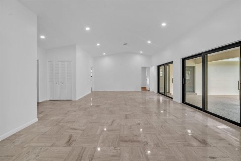 House in Hollywood, Florida 3 bedrooms, 199.37 sq.m. № 2246617 - photo 9
