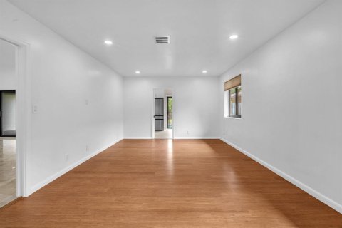 House in Hollywood, Florida 3 bedrooms, 199.37 sq.m. № 2246617 - photo 20