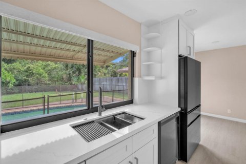 House in Hollywood, Florida 3 bedrooms, 199.37 sq.m. № 2246617 - photo 11