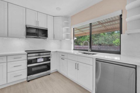 House in Hollywood, Florida 3 bedrooms, 199.37 sq.m. № 2246617 - photo 13