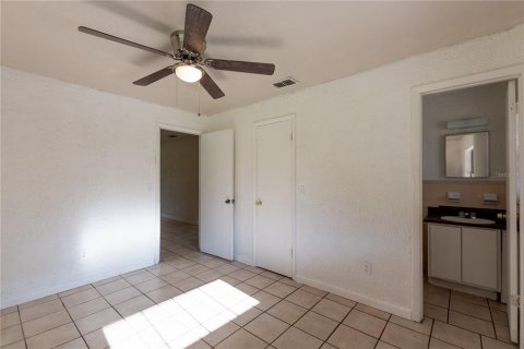 House in Zephyrhills, Florida 4 bedrooms, 98.1 sq.m. № 1894410 - photo 15