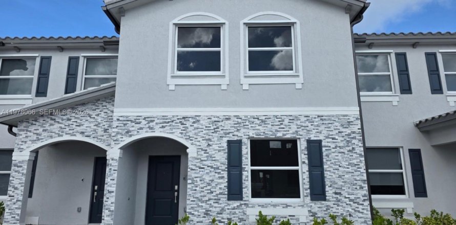 Townhouse in Florida City, Florida 4 bedrooms, 151.71 sq.m. № 2042012