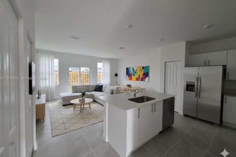 Townhouse in Florida City, Florida 4 bedrooms, 151.71 sq.m. № 2042012 - photo 2