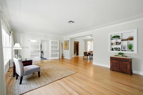House in Miami Shores, Florida 3 bedrooms, 199.28 sq.m. № 1861677 - photo 3