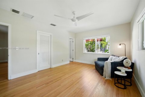 House in Miami Shores, Florida 3 bedrooms, 199.28 sq.m. № 1861677 - photo 30