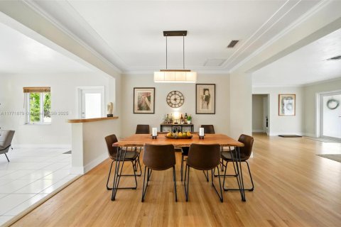 House in Miami Shores, Florida 3 bedrooms, 199.28 sq.m. № 1861677 - photo 8