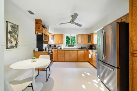 House in Miami Shores, Florida 3 bedrooms, 199.28 sq.m. № 1861677 - photo 12