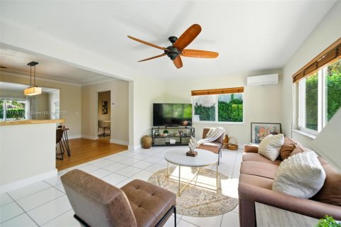 House in Miami Shores, Florida 3 bedrooms, 199.28 sq.m. № 1861677 - photo 13