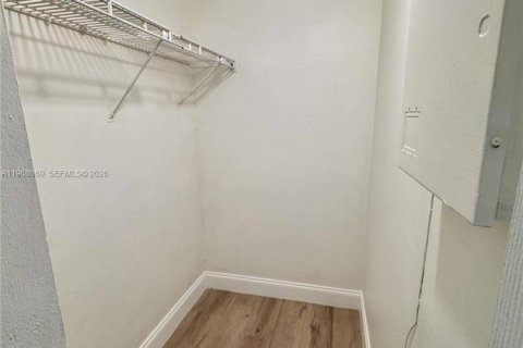 Condo in Miami, Florida, 2 bedrooms  № 2031779 - photo 25