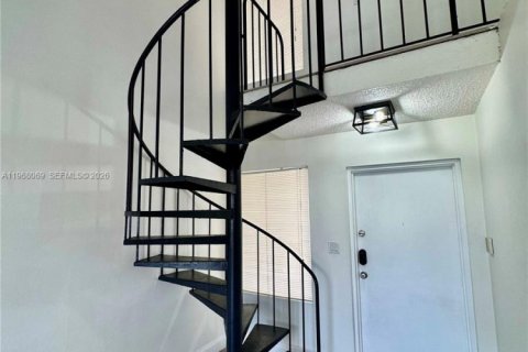 Condo in Miami, Florida, 2 bedrooms  № 2031779 - photo 28