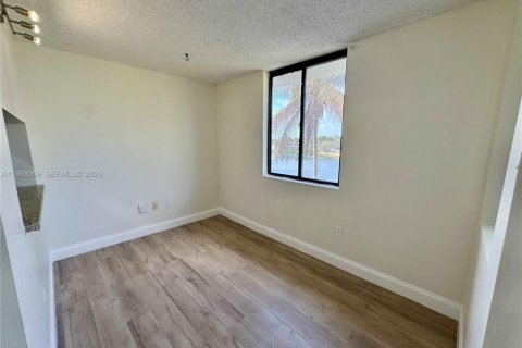 Condo in Miami, Florida, 2 bedrooms  № 2031779 - photo 18