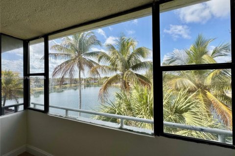 Condo in Miami, Florida, 2 bedrooms  № 2031779 - photo 20