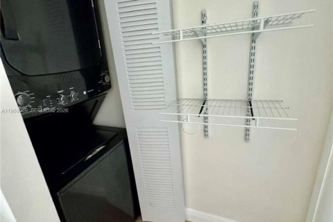 Condo in Miami, Florida, 2 bedrooms  № 2031779 - photo 27