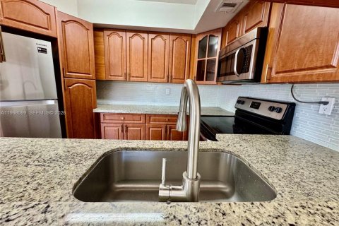 Condo in Miami, Florida, 2 bedrooms  № 2031779 - photo 13