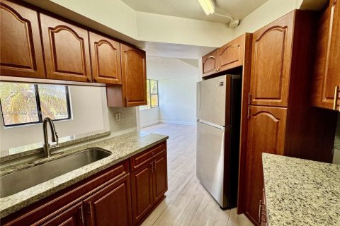 Condo in Miami, Florida, 2 bedrooms  № 2031779 - photo 16