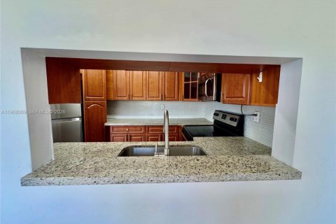 Condo in Miami, Florida, 2 bedrooms  № 2031779 - photo 17