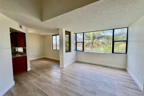 Condo in Miami, Florida, 2 bedrooms  № 2031779 - photo 10