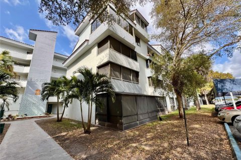 Condo in Miami, Florida, 2 bedrooms  № 2031779 - photo 2