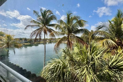 Condo in Miami, Florida, 2 bedrooms  № 2031779 - photo 22