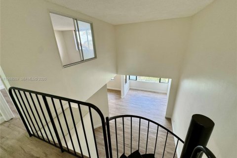 Condo in Miami, Florida, 2 bedrooms  № 2031779 - photo 29