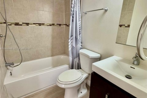Condo in Miami, Florida, 2 bedrooms  № 2031779 - photo 26