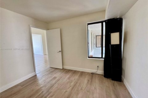 Condo in Miami, Florida, 2 bedrooms  № 2031779 - photo 24